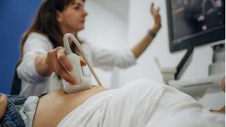 pessoa passando por exame de ultrassom abdominal