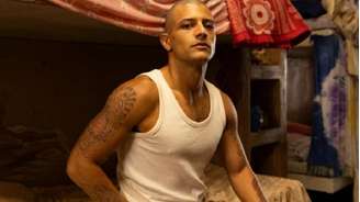 Kelner Macêdo vive Cristian Cravinhos em 'Tremembé': calcinha fio dental em namoro homoafetivo