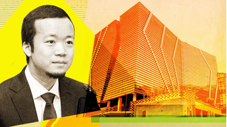 Chen Zhi ao lado de um edifício empresarial