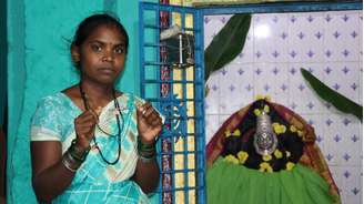 Shilpa mostra o colar que as devadasis usam