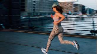 Mulher correndo em uma ponte