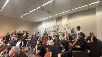Faixa pró-Palestina foi aberta durante a palestra de André Lajst na Faculdade de Direito da USP.