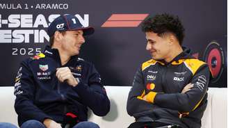Max Verstappen e Lando Norris durante coletiva de imprensa em 2025 