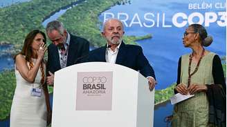 O presidente do Brasil, Luiz Inácio Lula da Silva (C), fala ao lado da ministra do Meio Ambiente, Marina Silva (D), do presidente da COP30, André Corrêa do Lago (2º à esq.), e da CEO da COP30, Ana Toni, durante uma coletiva de imprensa na COP30