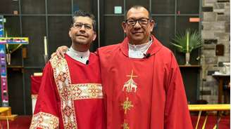 O padre Vidal Rivas e o diácono Francisco, na Igreja Episcopal de São Mateus de Hyattsville, em Maryland (Estados Unidos)