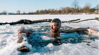 Diferentemente da gordura branca, que se acumula nas coxas, cintura e quadris, a gordura marrom queima calorias e as transforma em calor quando o corpo enfrenta o frio
