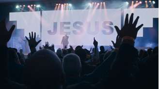 'Apocalipse dos Trópicos', de Petra Costa, explora o crescimento da fé evangélica no Brasil.