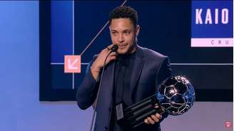 Vitor Roque recebe o prêmio Bola de Prata da ESPN.