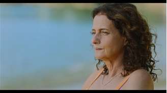 Denise Fraga em cena do filme 'Livros Restantes', de Marcia Paraiso