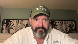 Bryan Stern, de barba, com boné verde e camisa branca