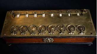 A pascalina podia somar, subtrair, multiplicar e dividir. O exemplar em questão mede 36 × 12,5 × 6,5 cm