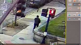 Polícia divulga vídeo de suspeito de ataque a tiros na Universidade Brown.