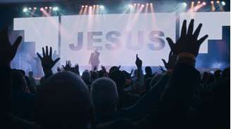 'Apocalipse dos Trópicos', de Petra Costa, explora o crescimento da fé evangélica no Brasil.