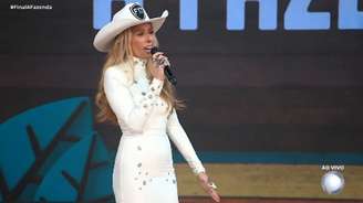 Adriane Galisteu durante discurso na final de 'A Fazenda 17'