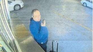 A polícia divulgou um frame de imagens de câmeras de segurança que mostram o suspeito em uma locadora de veículos