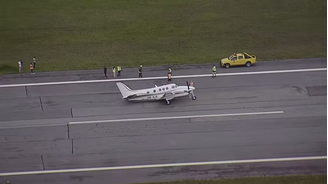 Avião bimotor tombou em pista do Aeroporto da Pambula, em Belo Horizonte (MG)