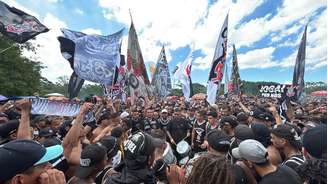 Festa da torcida do Corinthians no CT Joaquim Grava