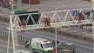 A operação de resgate durou pouco mais de 1 hora e travou o trânsito no Rio de Janeiro