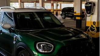 23/10/2025 Cuiabá - Mato Grosso - Michelle de Sá Bozetti tem um carro elétrico e instalou um carregador para o veículo na garagem de seu prédio. A obra gerou briga no condomínio e foi parar na Justiça.