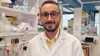 O pesquisador brasileiro Guilherme Dias de Melo em seu laboratório no Instituto Pasteur, em Paris.