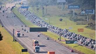 Alto volume de veículos gera lentidão na rodovia Imigrantes no sentido litoral