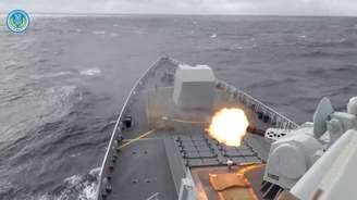 Um navio chinês dispara durante exercícios a leste de Taiwan, nesta captura de tela retirada de um vídeo publicado pelo Comando do Teatro Oriental do Exército Popular de Libertação (APL) chinês em 29 de dezembro de 2025.