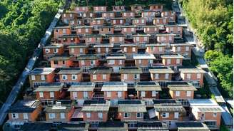 Condomínio tem andares escalonados, com cada rua interna em um nível diferente.