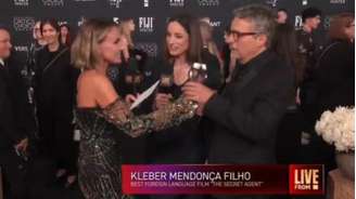Kleber Mendonça Filho é surpreendido com a notícia, durante entrevista, de que 'O Agente Secreto' ganhou o Critics Choice Awards