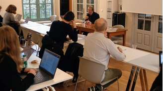 O curso atrai estudantes comuns com pouco mais de 20 anos de idade e espiões do governo francês em busca de aprimoramento profissional