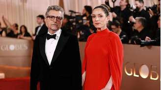 O diretor de 'O Agente Secreto', Kleber Mendonça Filho, chega ao Globo de Ouro com sua esposa, Emilie Lesclaux.