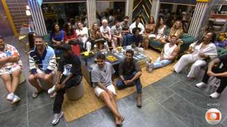 Elenco do BBB26 reunido na sala da casa principal