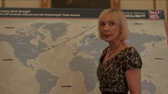 A vice-presidente Grace Penn (Allison Janney) dá uma aula de geopolítica em 'A Diplomata'