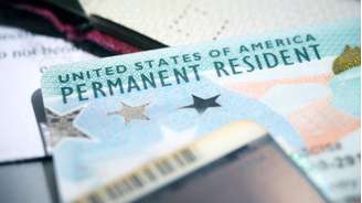 Medida congela o processamento de vistos permanentes para cidadãos de países considerados de "alto risco para uso de benefícios públicos", entre eles o Brasil