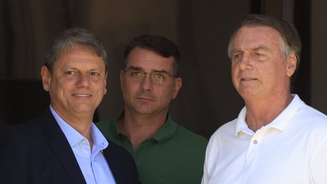 O governador de São Paulo, Tarcísio de Freitas (Republicanos), pré-candidato à reeleição, o senador Flávio Bolsonaro (PL-RJ), pré-candidato à Presidência e o ex-presidente da República, Jair Bolsonaro, que está preso.