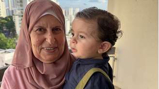 Nawal Abujayyab com o neto, Elias, de 10 meses, em São Paulo; ela conseguiu sair de Gaza após dois anos de guerra e conheceu o primeiro neto, nascido no Brasil