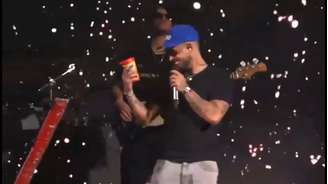 Cantor foi filmado sorrindo ao ver imagem da ex-namorada durante show em Goiás 