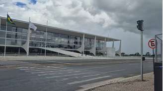 Grades são colocadas no Palácio do Planalto antes de manifestação prevista para ocorrer neste domingo, 25