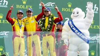 Trio da AF Corse durante o pódio em Le Mans 2025 