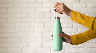 Entenda os riscos à saúde se você não lavar a garrafa térmica corretamente