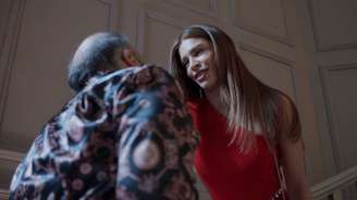 O momento em que Arminda (Grazi Massafera) empurra Célio (Otávio Mullher) da escada: o mesmo método da perigosa Nazaré