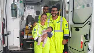 A equipe de socorristas com a pequena Maitê nos braços