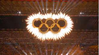 Anéis Olímpicos na Cerimônia de Abertura dos Jogos de Inverno de Milão-Cortina