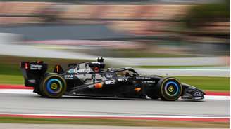 Lando Norris testa o MCL40 em Barcelona