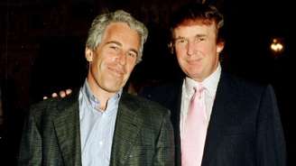 O financista e criminoso sexual Jeffrey Epstein (à esquerda) e o presidente americano, Donald Trump, em Mar‑a‑Lago, na Flórida, em 1997.