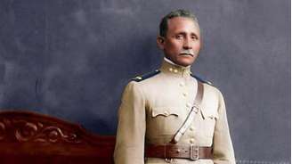 Um jomem com roupa militar posando para a foto