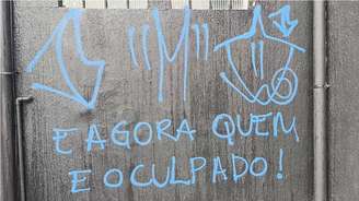 "Irresponsabilidade dá nisso": academia onde mulher morreu é pichada em SP Registros mostram fachada do estabelecimento completamente vandalizadas após morte de mulher; prefeitura inciou processo de cassação da academia