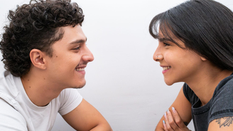 O que acontece depois de 36 perguntas e quatro minutos se olhando diretamente nos olhos?