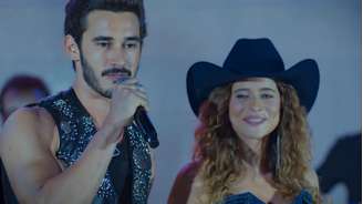 João Raul (Filipe Bragança) e Agrado (Isadora Cruz) de Coração Acelerado (Reprodução/TV Globo)