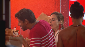 Os dois trocaram farpas quando a loira foi pedir espaço para pegar comida japonesa