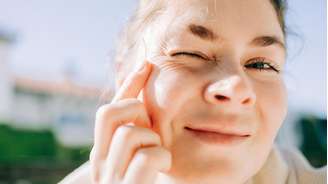 O colágeno é uma proteína produzida naturalmente pelo corpo, mas seus níveis diminuem com o envelhecimento